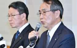 記者会見する関西電力の森本孝新社長(右)と岩根茂樹前社長(14日、大阪市北区) 記者会見する関西電力の森本孝新社長(右)と岩根茂樹前社長(14日、大阪市北区)