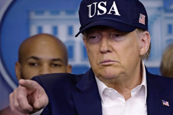 14日、ホワイトハウスで記者会見するトランプ氏=AP