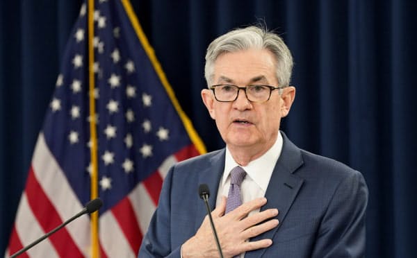 FRBのパウエル議長(3日に会見するパウエル議長)=ロイター