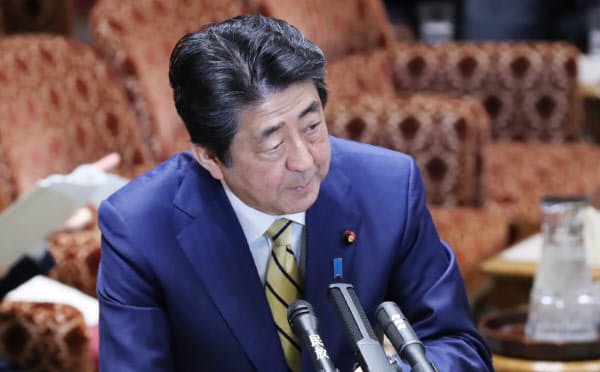 参院予算委で答弁する安倍首相(16日午前)