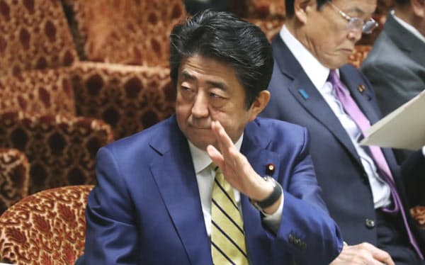 参院予算委で、新型コロナウイルスへの対応について答弁のため挙手する安倍首相(16日午前)