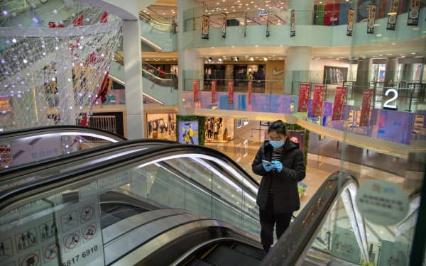 閑散とした北京のショッピングモール(2月28日)=AP