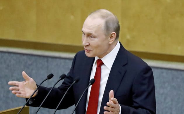 プーチン氏の今回の権力維持の手法はクリミア併合や石油大手ユーコスの収用の時と同様、表向きはまっとうにみえるよう練ったものという(写真は10日、ロシアの議会で演説する同氏)=ロイター プーチン氏の今回の権力維持の手法はクリミア併合や石油大手ユーコスの収用の時と同様、表向きはまっとうにみえるよう練ったものという(写真は10日、ロシアの議会で演説する同氏)=ロイター