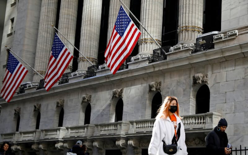 新型コロナウイルスの感染防止で在宅勤務するトレーダーの増加が、株式・債券市場の劇的な乱高下の一因になっている=ロイター 新型コロナウイルスの感染防止で在宅勤務するトレーダーの増加が、株式・債券市場の劇的な乱高下の一因になっている=ロイター