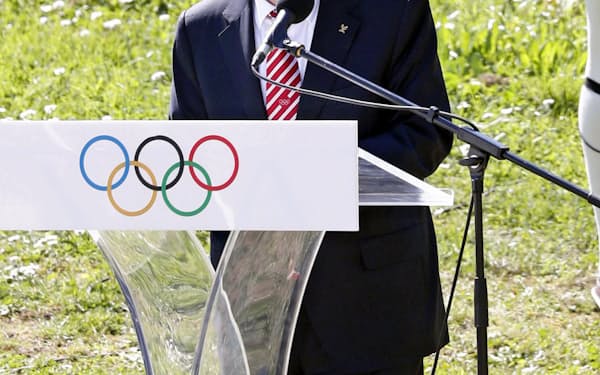 ギリシャでの東京五輪の聖火採火式であいさつするIOCのバッハ会長。最大の関心は五輪の「持続可能性」にある=共同