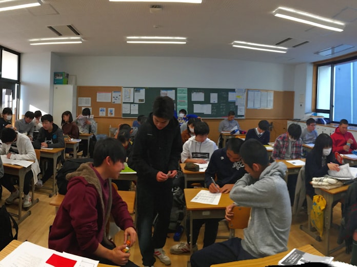 学校で着る服 個性を尊重 私服もokで自主性育む 日本経済新聞 学校で着る服 個性を尊重 私服もokで自主性育む 日本経済新聞