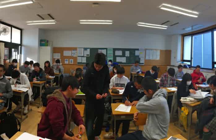 学校で着る服 個性を尊重 私服もokで自主性育む 日本経済新聞