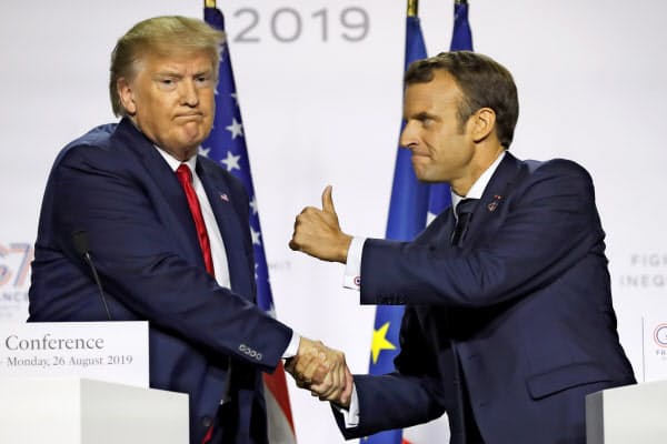 主要7カ国(G7)の議長国である米国のトランプ大統領(左)と、G7の協調を働きかけてきたマクロン仏大統領=AP
