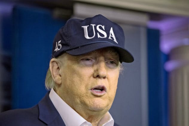ホワイトハウスで記者会見するトランプ氏(14日)=AP ホワイトハウスで記者会見するトランプ氏(14日)=AP