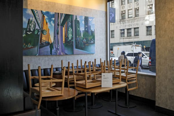 スターバックスは北米の直営全店で飲食スペースを閉鎖(16日、ニューヨーク市)=AP