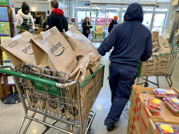米アマゾン・コムの会員に配送される米スーパー、ホールフーズ・マーケットの商品(8日、ニューヨーク)=共同