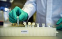 独南西部チュービンゲンにあるキュアバック本社で新型コロナウイルス用ワクチンの開発に従事する研究者=ロイター