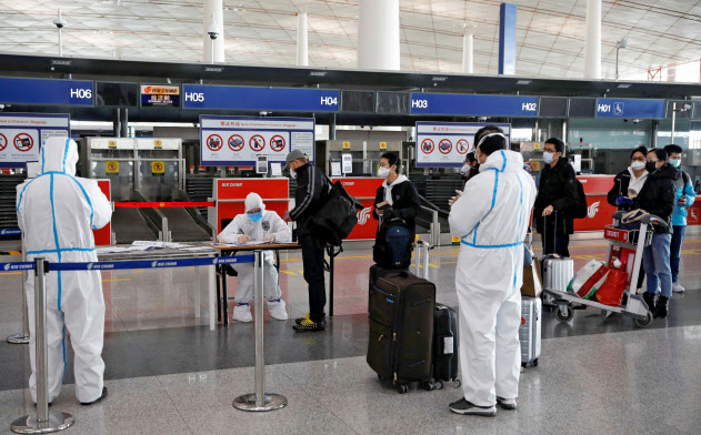 新型コロナウイルス対策で厳戒態勢の北京空港(16日)=ロイター 新型コロナウイルス対策で厳戒態勢の北京空港(16日)=ロイター