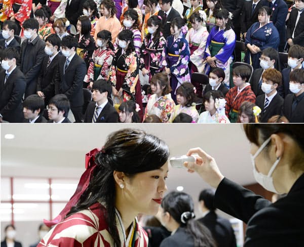 マスク姿の学生が目立つ国際医療福祉大学の卒業式(写真上)。学生は額に体温計をかざして、健康状態を確認して参加した(3月12日、千葉県成田市)