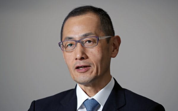 記者の質問に答える京都大学の山中伸弥教授(17日、京都市左京区)