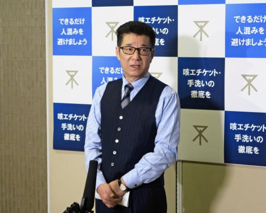 4月からの給食費無償化を表明した大阪市の松井一郎市長(17日、大阪市役所)