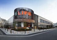 ライフコーポレーションは、ほぼすべての店舗で学校給食用牛乳を販売する(写真は東京都世田谷区のライフ桜新町店) ライフコーポレーションは、ほぼすべての店舗で学校給食用牛乳を販売する(写真は東京都世田谷区のライフ桜新町店)