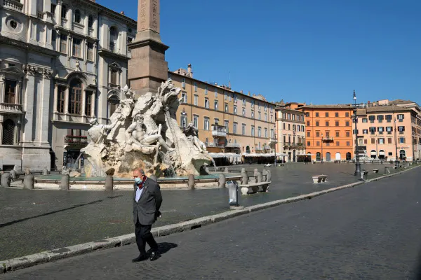 イタリアでは移動制限や店舗の閉鎖などで経済活動が停滞している(16日、ローマ)=ロイター