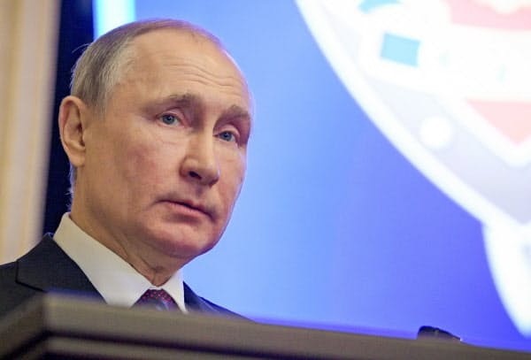 プーチン大統領のロシアは米国、サウジアラビアとの原油シェア競争に挑む=AP