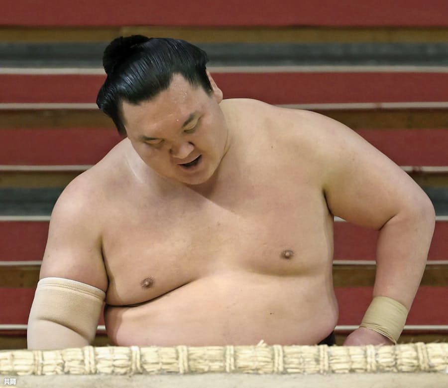 白鵬敗れ全勝消える 春場所10日目 阿武咲2個目の金星 日本経済新聞