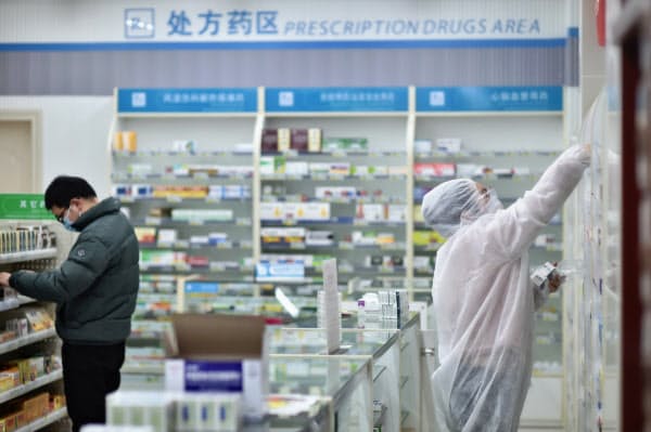 中国政府は新型コロナウイルスを巡り、治療薬の臨床研究を進めている(6日、湖北省武漢市の薬局)=AP
