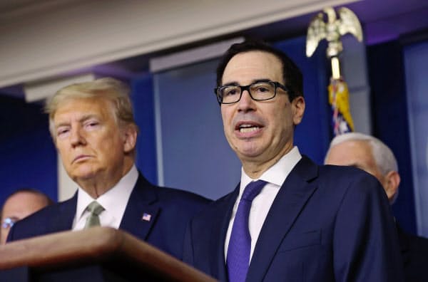 17日、ホワイトハウスで記者会見するムニューシン財務長官(右)とトランプ大統領=ロイター