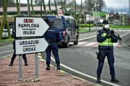 欧州各国は新型コロナウイルスの封じ込めに力を入れている(17日、スペイン北部)=AP 欧州各国は新型コロナウイルスの封じ込めに力を入れている(17日、スペイン北部)=AP