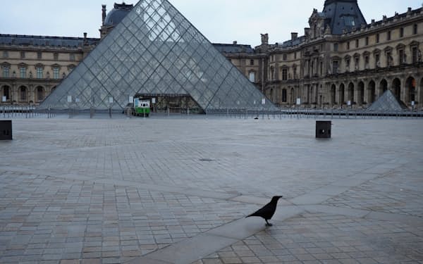 17日、ルーヴル美術館前はひっそりとしていた（パリ）