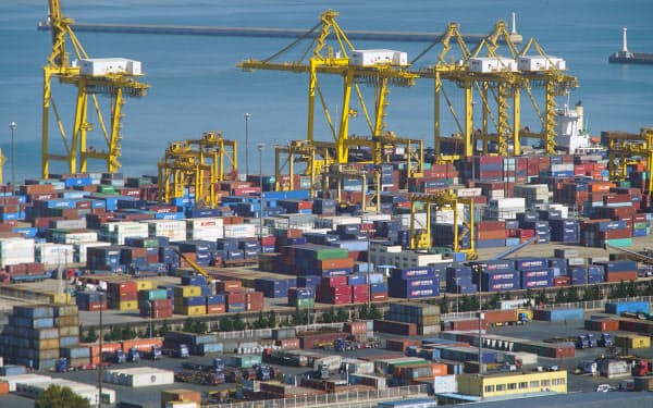 中国からの輸入は7カ月連続で減少(中国・大連の港に並ぶコンテナ)