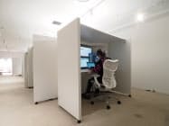 特別なテストなどに利用する真っ白な空間「R&Dルーム」