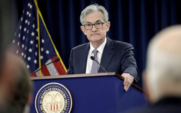 FRBは大手証券会社の資金繰りを支援するため、公定歩合で低利融資する緊急措置の発動を決めた(写真はパウエルFRB議長)=ロイター