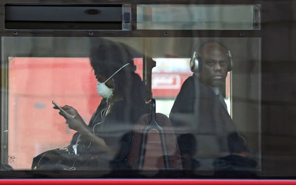 ロンドン市内を走るバスではマスク姿の乗客も目立つ=ロイター
