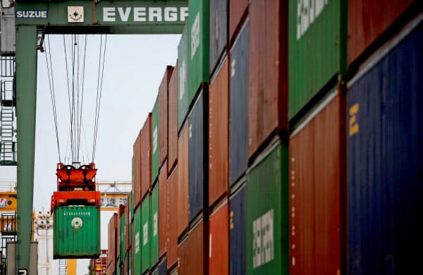 新型コロナウイルスの感染拡大の影響で、日本の貿易は縮小している=ロイター