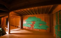 日本画家、前田青邨による松の絵が配された能舞台（奈良県桜井市の三輪山会館）