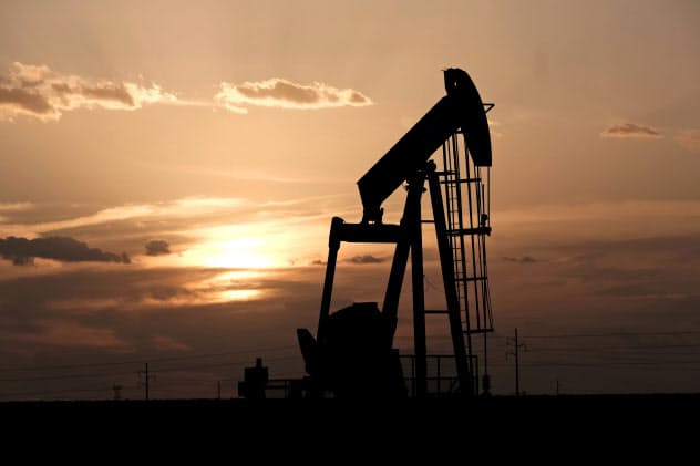 原油価格の目安になるWTIの原油先物価格は３月に入って急落した＝ロイター