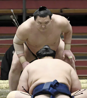 北勝富士(手前)との取り組み前、気合いの入った表情の白鵬(18日、エディオンアリーナ大阪)=共同