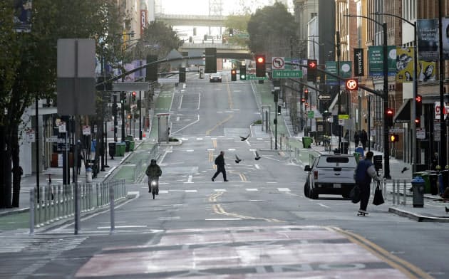 新型コロナウイルス感染の拡大を受けて、サンフランシスコ市(写真、17日)は市民の外出を原則禁止した。企業活動が低下するなか、雇用主としての企業の責任に注目が集まっている=AP 新型コロナウイルス感染の拡大を受けて、サンフランシスコ市(写真、17日)は市民の外出を原則禁止した。企業活動が低下するなか、雇用主としての企業の責任に注目が集まっている=AP