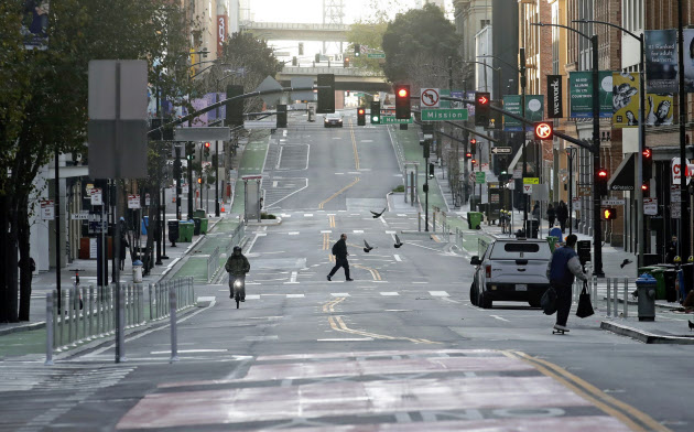 新型コロナウイルス感染の拡大を受けて、サンフランシスコ市(写真、17日)は市民の外出を原則禁止した。企業活動が低下するなか、雇用主としての企業の責任に注目が集まっている=AP 新型コロナウイルス感染の拡大を受けて、サンフランシスコ市(写真、17日)は市民の外出を原則禁止した。企業活動が低下するなか、雇用主としての企業の責任に注目が集まっている=AP