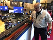 新型コロナ対応でニューヨーク証券取引所内の消毒をする関係者=AP 新型コロナ対応でニューヨーク証券取引所内の消毒をする関係者=AP