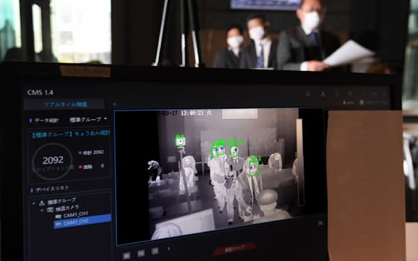 オフィスビルの受付ロビーに設置された、AIによる顔認証機能を備えた体温検知システム（17日、東京都千代田区）=淡嶋健人撮影