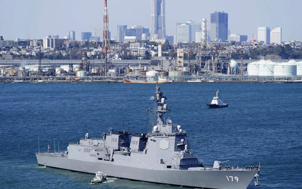 引き渡し式を終えた海上自衛隊の新造イージス艦「まや」（19日午後1時32分、横浜市）=共同通信社ヘリから