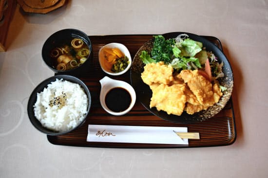 レストラン「あんとれ」のとり天定食は行列ができるほどの人気(大分市)