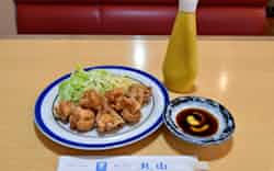 キッチン丸山のとり天は特製酢じょうゆでカラシをたっぷりつけて味わう(大分市) キッチン丸山のとり天は特製酢じょうゆでカラシをたっぷりつけて味わう(大分市)