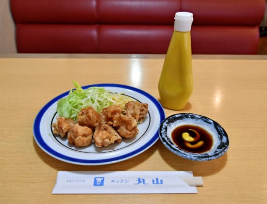 キッチン丸山のとり天は特製酢じょうゆでカラシをたっぷりつけて味わう(大分市)