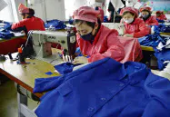 平壌の被服工場で働く北朝鮮の労働者=共同 平壌の被服工場で働く北朝鮮の労働者=共同