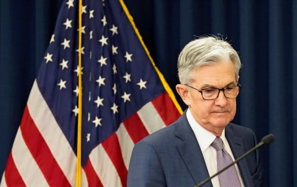 米連邦準備理事会(FRB)のパウエル議長は企業の資金繰りを支える緊急措置を相次いで打ち出している=ロイター