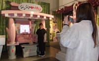 ジンジャー神社で写真を撮る20代の女性（栃木県栃木市の岩下の新生姜ミュージアム）