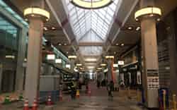 古町7番町のアーケードは大規模改装で雰囲気が一変。左手に新ビルの「古町ルフル」が立つ 古町7番町のアーケードは大規模改装で雰囲気が一変。左手に新ビルの「古町ルフル」が立つ