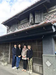 伊達女の小濱さん(右から2番目)らは使用されていなかった蔵を整備し、起業を目指す女性の「インキュベーション・ラボ」としてよみがえらせた 伊達女の小濱さん(右から2番目)らは使用されていなかった蔵を整備し、起業を目指す女性の「インキュベーション・ラボ」としてよみがえらせた