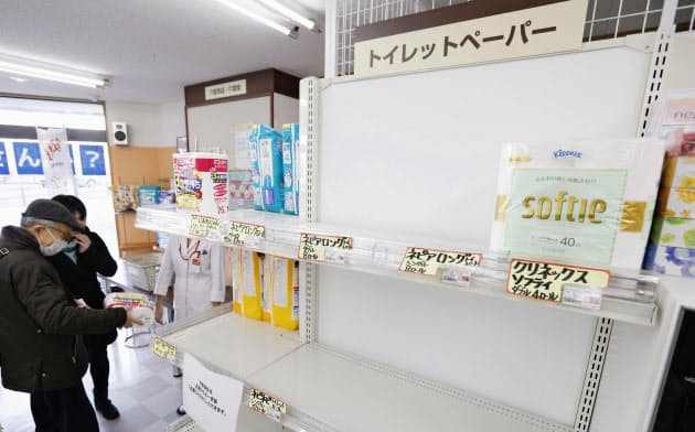 トイレットペーパーが品薄になったドラッグストア=共同 トイレットペーパーが品薄になったドラッグストア=共同